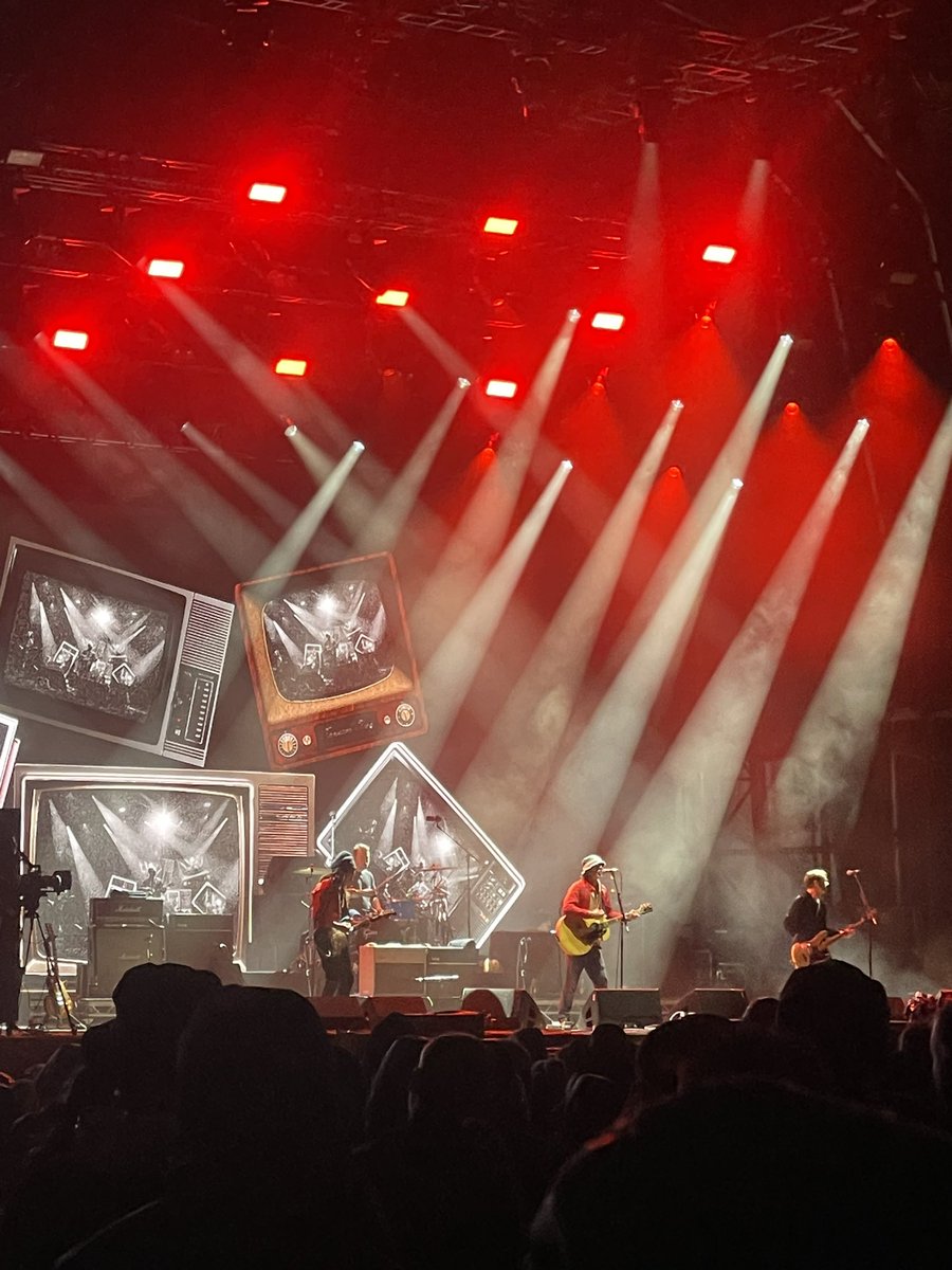 ayresy76's tweet photo. Amazing weekend, great gig, top mates
#richardashcroft #oceancolourscene #englefieldhouse https://t.co/8h8llt9hV5