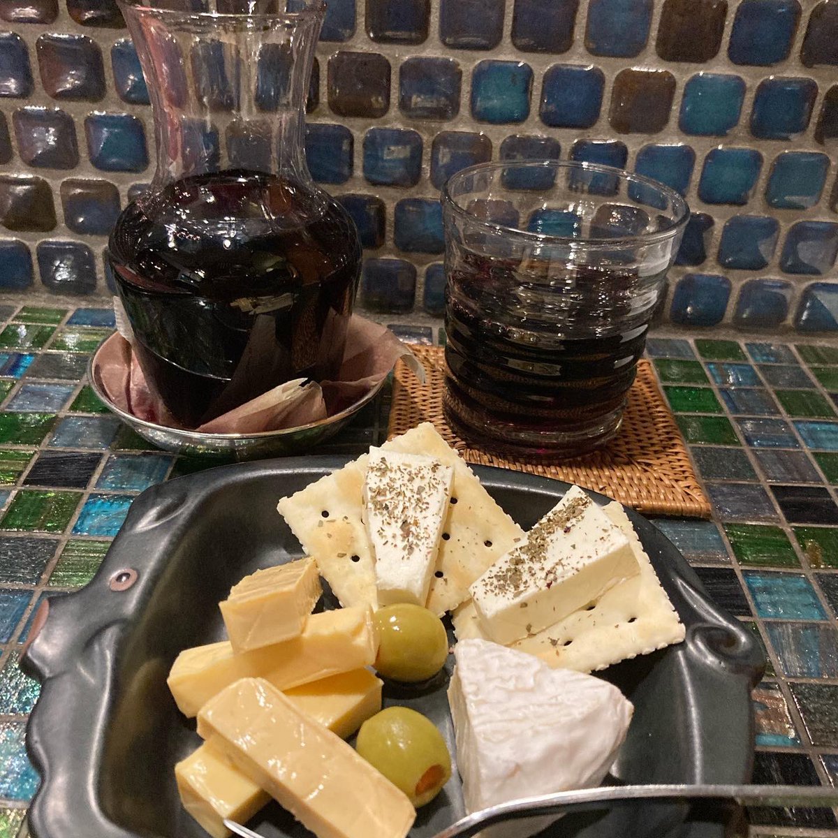 betch73's tweet photo. カフェ・オパールにて、カプチーノでbabaさんを偲んだ後は、黒糖焼酎PUKAPUKAと黒糖焼酎をちみづ、赤ワインをカラフェで。そして僕が誕生日ということで、こんなん貰いましたけど。ジュサブローの着物を解かはったやつ。頑張って仕立てます！ #カフェオパール #cafeopal #黒糖焼酎 https://t.co/Z7fu5cgdue