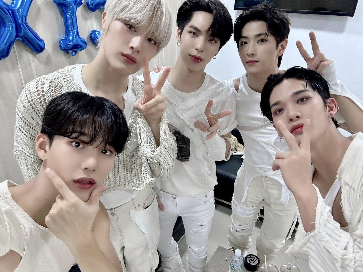 CIX in Philippines 🇵🇭
또 올게요 마닐라🫶

#CIX #씨아이엑스 #BX #승훈 #배진영 #용희 #현석 #BeYou3