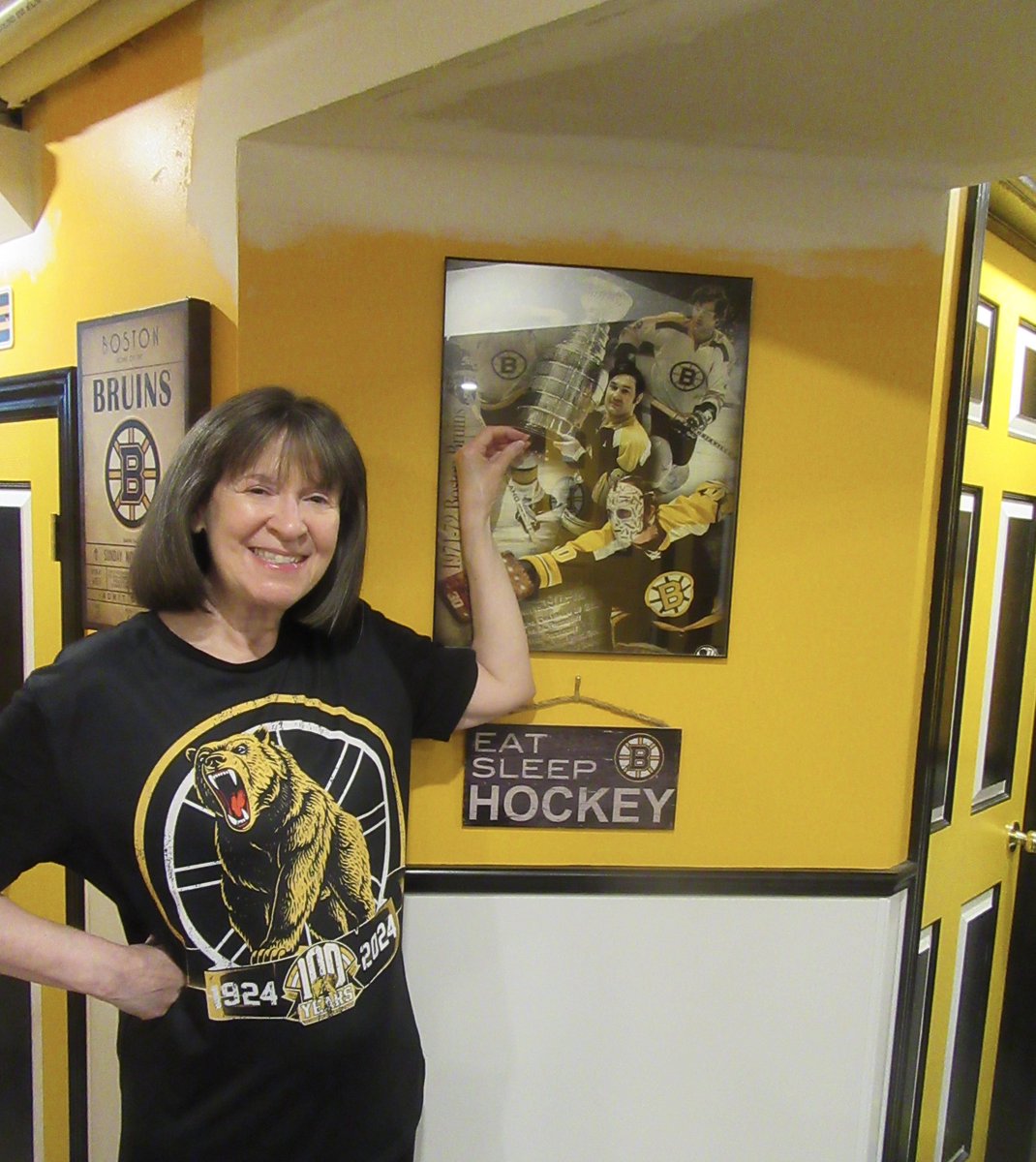 I got my two tees from @BornBruin77 and tried them out in our Bruins Bar. Helping the Chief hold up the Cup, poster is also from @BornBruin77 .  Pasta with Pasta! I love them both, perfect fit and great quality. Thanks! GoBruins! https://t.co/GfmTiN2FBk