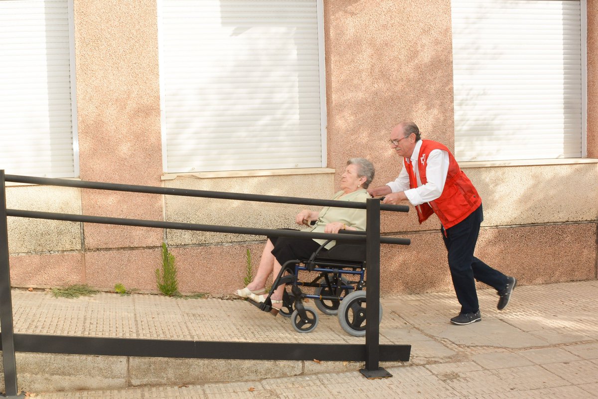 CruzRojaCordoba's tweet photo. #EleccionesGenerales
Una jornada que en #CruzRoja vivimos así, acompañando a votar en lugares como Córdoba, Montilla, Villanueva de Córdoba... y otros muchos puntos del país.
Ni el verano,ni el domingo,ni el calor, frenan a nuestro #voluntariado.
#23J #PersonasQueAyudanaPersonas https://t.co/ZRTf4gk14l