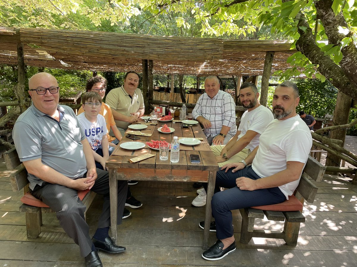 cenginyurt52's tweet photo. Demokrat Parti Bolu il başkanımız sn Mehmet Demirtaş ve kıymetli ailesi ile birlikte Mengen’de Gökhan kardeşimizin misafiriyiz. Nezaketi ve misafirperverliği için teşekkür ederiz.@sedaterge21 https://t.co/MYb091b8is