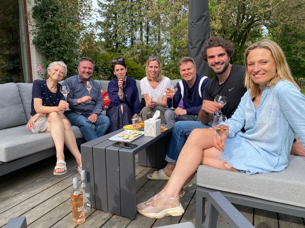 29 mei.
Ze wou zo graag nog dat glas wijn.
We voelden dat het misschien wel de laatste keer ging worden met 'deze groep'. 
Het werd een magische en warme zomerdag. In de tuin. Tussen haar schaapjes. Met een goed glas.

Tot ooit Martine, voor dat volgende glas 🍷💞