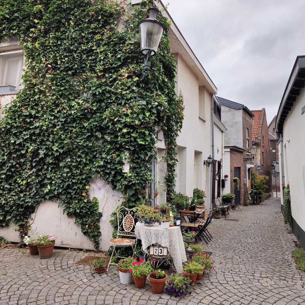 Vandaag citytripje #Maastricht en naast de bedrijvigheid en gezellige drukte ook de kleine  straatjes opzoeken 🩵 <a href="/magnifiekZL/">Magnifiek Zuid-Limburg</a>