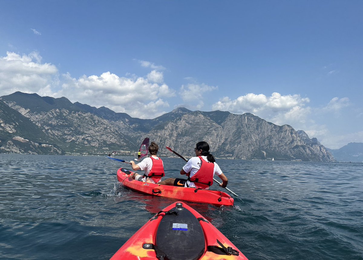 This is the coolest thing I’ve ever done, kayaking by a castle in Italy 🇮🇹