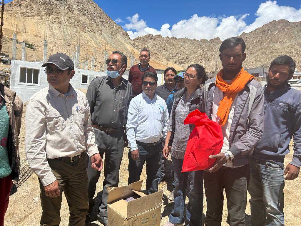 DIPR_Leh's tweet photo. District Administration teams distributed essential relief materials like ration supplies & water tanks (sintex) to flood victims through Tehsildar at various locations in Leh.
#rescueworks
#flasfloodsleh
@LAHDC_LEH
@DC_Leh_Official
@prasarbharti https://t.co/jSkDUCnYjD