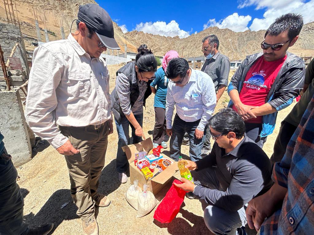 DIPR_Leh's tweet photo. District Administration teams distributed essential relief materials like ration supplies & water tanks (sintex) to flood victims through Tehsildar at various locations in Leh.
#rescueworks
#flasfloodsleh
@LAHDC_LEH
@DC_Leh_Official
@prasarbharti https://t.co/jSkDUCnYjD