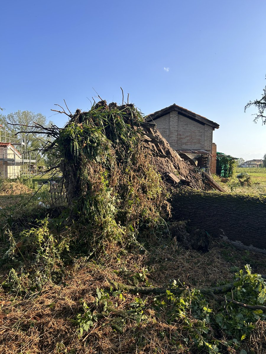 #22Jul Un fuerte temporal acompañado de granizo, tormentas eléctricas y vientos de hasta 140 k/h sacudió la noche del miércoles la región de Véneto, Italia, dejando al menos 110 personas heridas, informó el presidente regional, Luca Zaia.