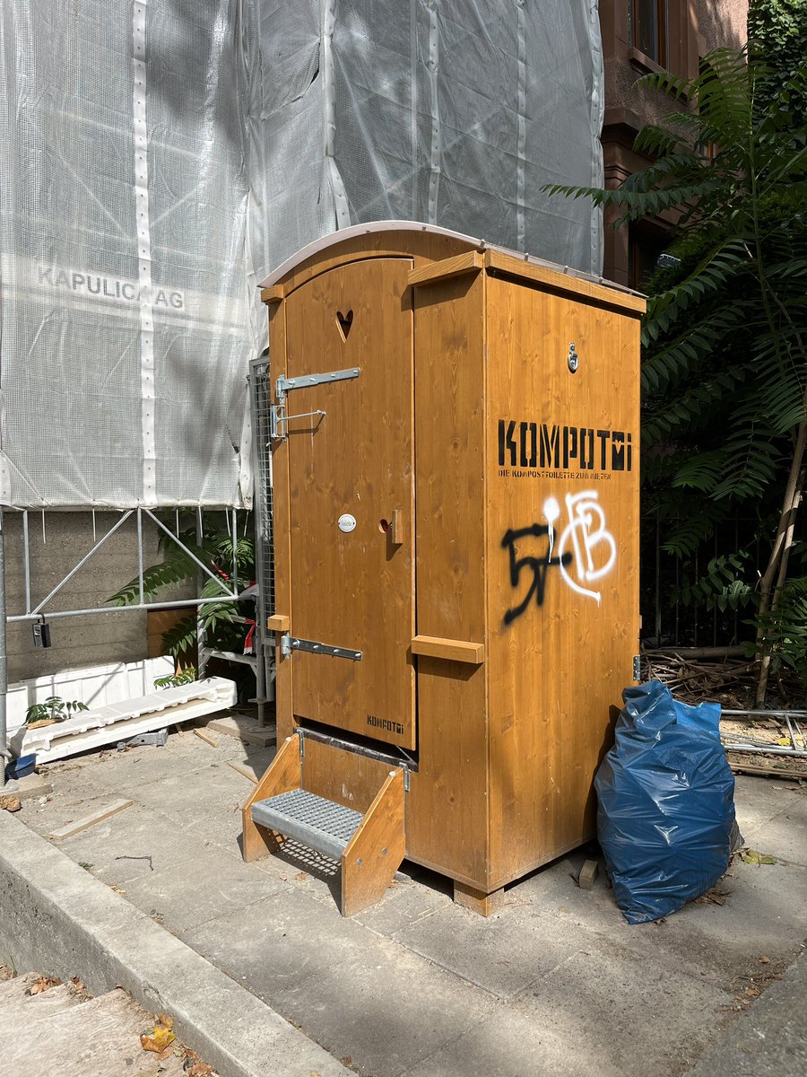 Gespot in Zwitserland: de <a href="/Kompotoi/">Kompotoi</a>. Een huurbaar composttoilet als alternatief voor de #Dixi.