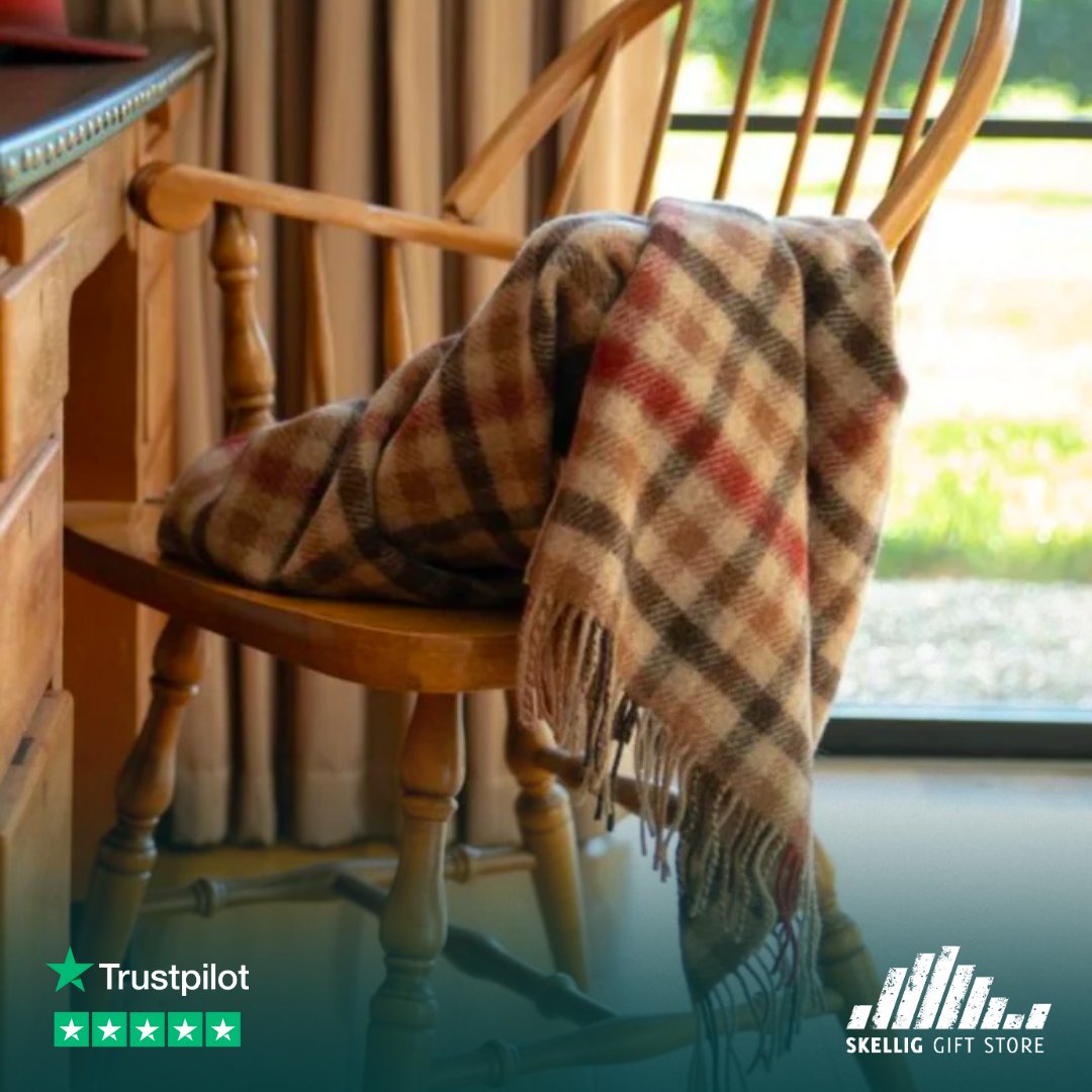 SkelligGifts's tweet image. Ready for a picnic? 🍎 Check out this gorgeous large Irish picnic blanket in beige rust red, reflecting the rich and varied colours of the Irish countryside! Find it here ➡️ pulse.ly/gmswdm72ol

#IrishGifts #Blanket #WoolThrow #PicnicBlanket