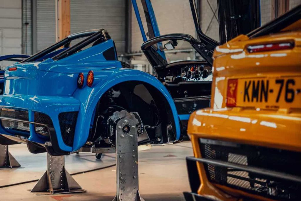 KNAC-leden kunnen bij Donkervoort een kijkje nemen achter de schermen tijdens de Factory Tour op 4 november. Inmiddels zit de middaggroep vol, maar we hebben Donkervoort bereid gevonden om in de ochtend nog een tweede groep in te plannen. knac.nl/kijkje-achter-…