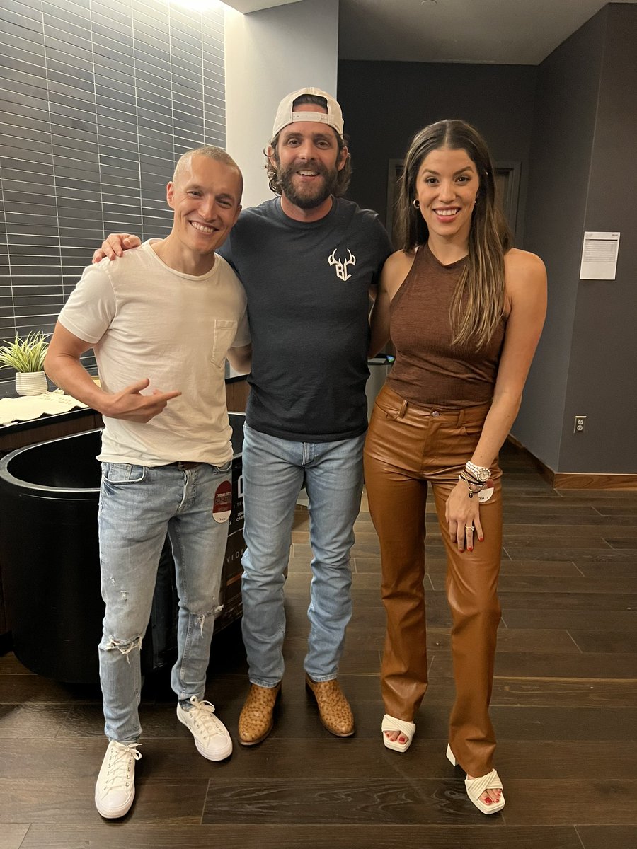 Had a blast meeting country music legend Thomas Rhett with Hannah Corbin last night🙌 The “Home Team Tour” is amazing and includes performances by Nate Smith and Cole Swindell!