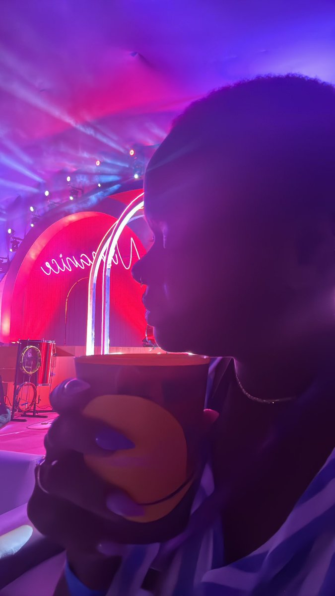 ZoraKnows's tweet photo. Something I want to make clear. @ludmilla DIDN’T PAY ME. It saddens me tht people can’t be proud of  her international impact. No job could ever compare to what her loving family &amp; team gave me. I was paid in love, appreciation, respect. The same thing she deserves from us. https://t.co/kIoRR9GKJD