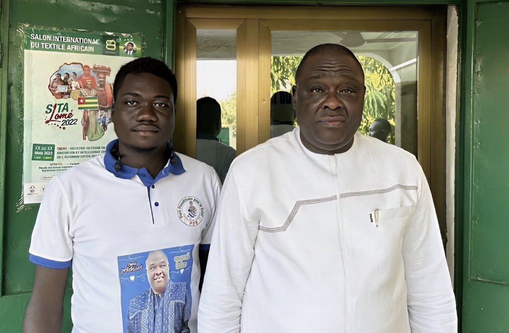 mosse2015's tweet photo. #SOCIAL_ARRONDISSEMENT_11

En cette matinée de ce dimanche 23 juillet 2023, en compagnie de quelques camarades du parti, nous nous sommes rendus au domicile du camarade Guirsoum GUINGANE jeune militant du secteur 46 pour lui présenter nos condoléances et lui exprimer notre compassion suite au décès de sa génitrice.

Il s'agit de moments douloureux pendant lesquels nous avons le devoir de manifester notre soutien à l'effet d'apporter du réconfort à la famille endeuillée.

Je voudrais par cette occasion, inviter l'ensemble des militantes et militants de notre parti, à toujours manifester de la sollicitude et à ne menager aucun effort en vue d'apporter notre solidarité aux personnes qui vivent des moments difficiles, quel que soit leur rang social. 

Que par la miséricorde du Seigneur,  l'âme de notre maman repose en paix.