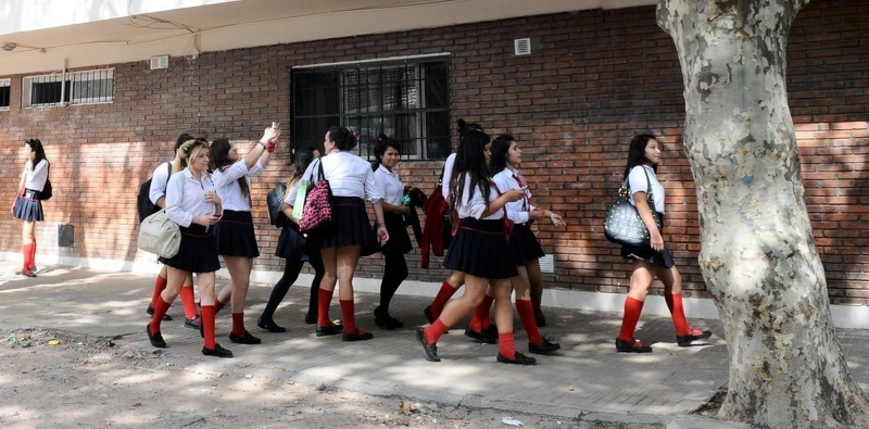 Los colegios privados de la Provincia de Buenos Aires verán reflejados un incremento en sus aranceles de un 18%, según la resolución firmada por el gobernador Axel Kicillof. El comunicado indica que, en cumplimiento del acta celebrada con la Asociación

infoprovincia.com.ar/aumentan-las-c…