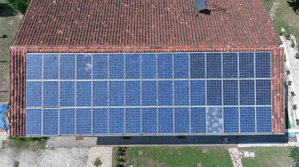 Marco_Bizzotto's tweet photo. Danni da maltempo? 
*NON salire sul tetto: RISCHI DI CADERE!*
I nostri droni professionali garantiscono scatti nitidi per i rilievi fotografici e video di alta qualità. 
*per la tua sicurezza*
arch. Marco Bizzotto
dronex@marcobizzotto.it https://t.co/uWjOcKDsi6
