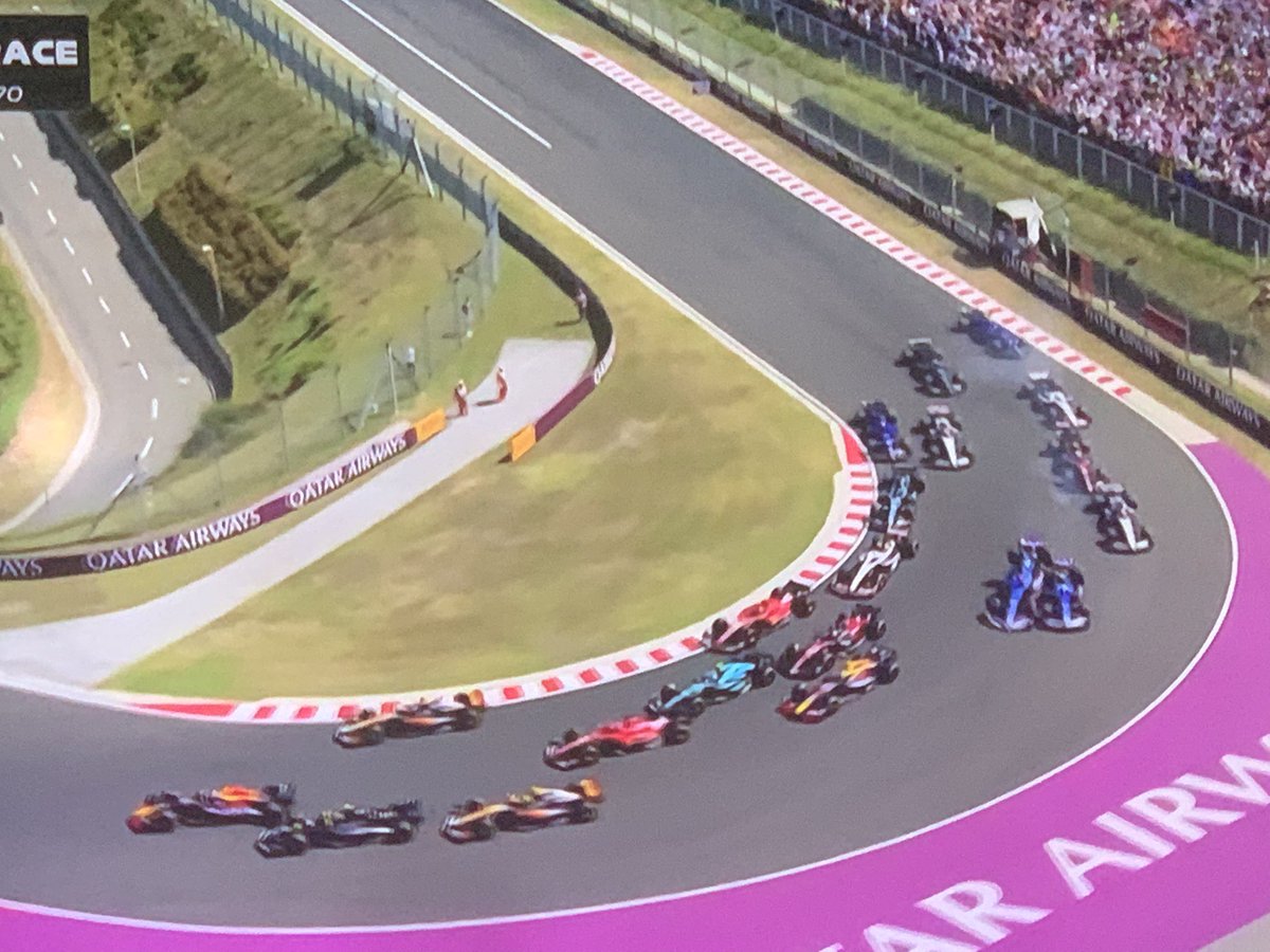 margaretojalvo's tweet photo. #HungarianGP #f1 largaron fuerte inicio #Hamilton se queda y está P4 #Verstappen P1 y lo mejor los #McLaren con #Piastri P 2 y #Norris P3 #Gasly y #zOcon #OUT @aldiaconmariac @WFernandez777 @Jorge_Ar__ @TierrasyGanados pics #MO @StarPlusLA @espn https://t.co/kjEohlFqPv