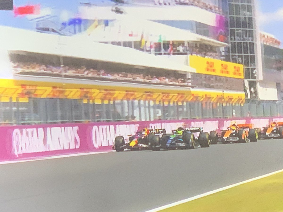 margaretojalvo's tweet photo. #HungarianGP #f1 largaron fuerte inicio #Hamilton se queda y está P4 #Verstappen P1 y lo mejor los #McLaren con #Piastri P 2 y #Norris P3 #Gasly y #zOcon #OUT @aldiaconmariac @WFernandez777 @Jorge_Ar__ @TierrasyGanados pics #MO @StarPlusLA @espn https://t.co/kjEohlFqPv