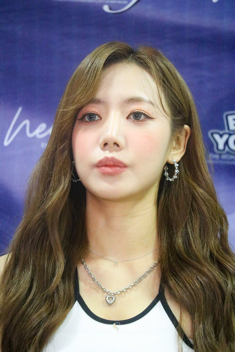 namjooverse's tweet photo. she’s literally a doll??? https://t.co/fUrj933b9r