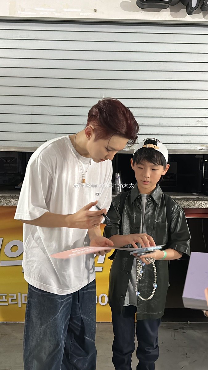hoshzone's tweet photo. hoshi with a fan backstage at follow to seoul concert! https://t.co/CrP7iCJQje