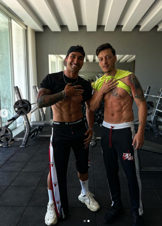 Der deutsche Ex-Nationalspieler Mesut Özil trägt Tattoo der rechtsextremen Grauen Wölfe auf seiner Brust. Die ultranationalistischen GW verübten besonders in den 70ern zahlreiche Gewalttaten und Morde in der Türkei. In D werden sie vom BfV beobachtet spiegel.de/sport/fussball…