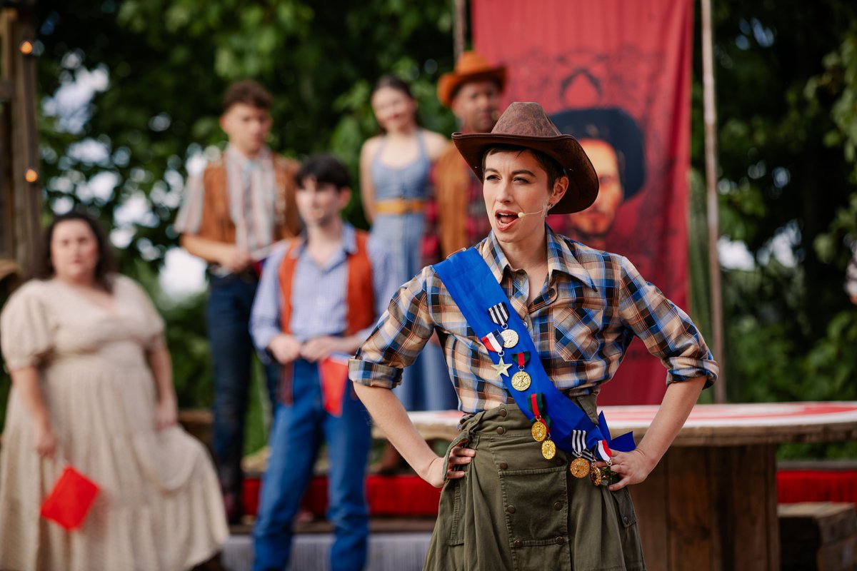 ★★★★★ 'Annie Get Your Gun' at the open-air Lavender Theatre "It was slick and polished and the cast were all spectacular. <a href="/surieofficial/">SuRie</a>'s voice is beautiful, and she has excellent comic timing. I haven’t seen a better musical in the West End" fairypoweredproductions.com/annie-get-your…