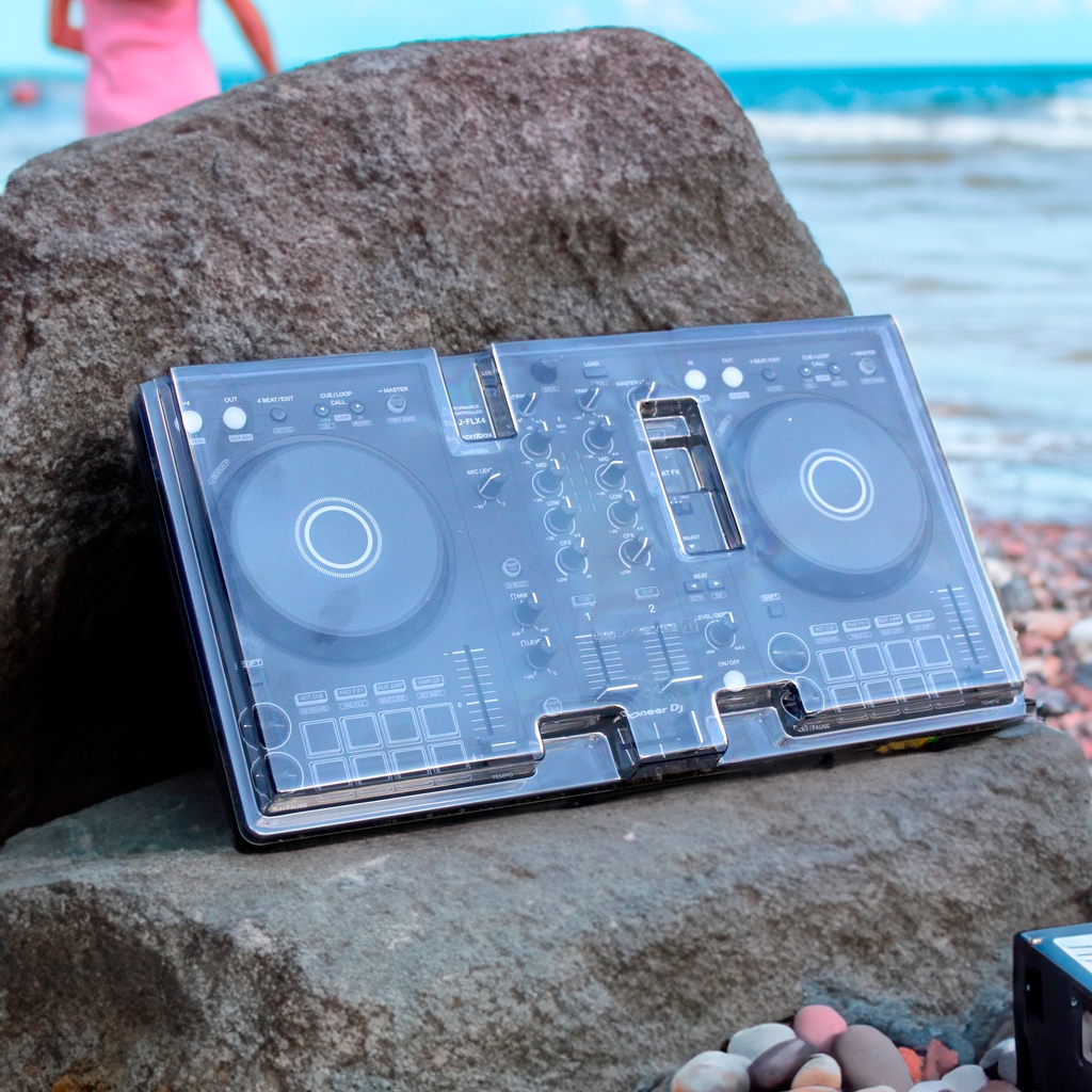 Decksaver's tweet photo. The Pioneer DJ DDJ-FLX4 cover is shaping up to be one of our hottest-ever covers! 🔥

We had to go for a cool down with it at the beach 🌊😉

#Decksaver #PioneerDJ #FLX4 #DDJ-FLX4 #DDJ400 #DJ #DJs #DJController #BedroomDJ #BeachDJ https://t.co/cb6Si9xvp4