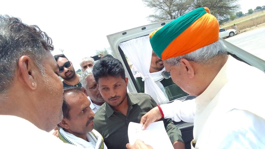 nandu_vistar's tweet photo. अर्जुन मेघवाल जी में हमारी मन की बात सुनी और उन्होंने आश्वासन दिलाया कि वह जल्दी ही हमको नए दिलाएंगे
#शाखा_डाकघर_के_अच्छे_दिन_कब
@arjunrammeghwal
@AshwiniVaishnaw
@rpbreakingnews
@ravishndtv
#Justice4gds
#शाखा_डाकघर_के_अच्छे_दिन_कब https://t.co/ekpqsmCGm7