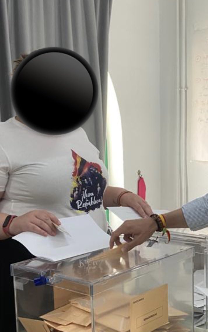 vitoquiles's tweet photo. 🔴 La Junta Electoral permite que la presidenta de una mesa en Valladolid lleve una camiseta de exaltación a la República. Mientras, han impedido que un simple votante porte la bandera de España. https://t.co/Nqeq9pjXKk