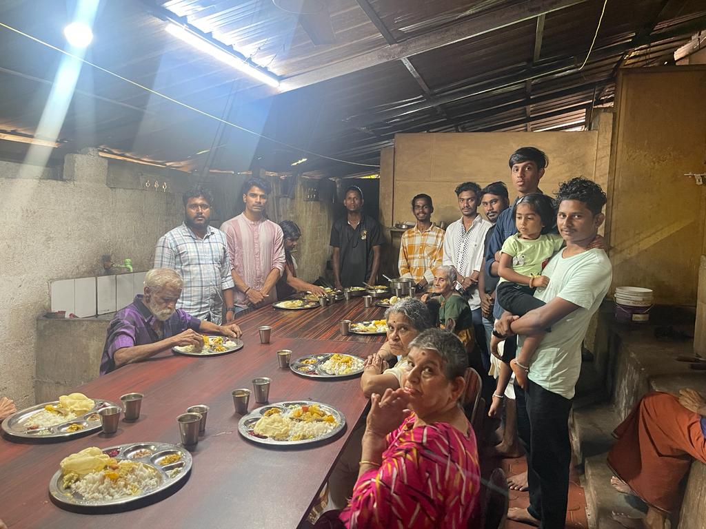 AKSFWA1's tweet photo. • Here's suriya anna's birthday special welfare done by @aksfwavdy Ayalur Unit🤍👏

Great job dears brothers 🙏
Charity is our Responsibility.

#HappyBirthdaySuriya ~ @suriya_offl ❤️
#Kanguva #GlimpseOfKanguva @venkatvnt @sarathlal428 @rajsekarpandian @AKSFWA1 https://t.co/nhnPETUhxP