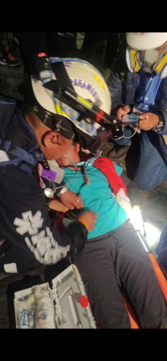 Mujeres indígenas golpeadas en la #PlazaSanMartin. Una brigadista reprimida con violencia cuando daba auxilio a manifestantes. Este sábado, <a href="/PoliciaPeru/">Policía Nacional del Perú</a> volvió a usar la fuerza reducir las movilizaciones que piden la renuncia de la presidenta Dina Boluarte.🧵

📸Aldair Mejía