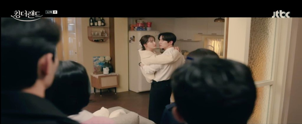 WeigelaWei's tweet photo. #LEEJUNHO #이준호 
#YOONA #윤아 
#AnSeHa #안세하 
#KingTheLand #킹더랜드 
Ep 12 @jtbclove

When Sarang friends amd Secretary Noh caught her kissing Guwon 😂

https://t.co/PfMgCxCveb https://t.co/TdZUtinLiu