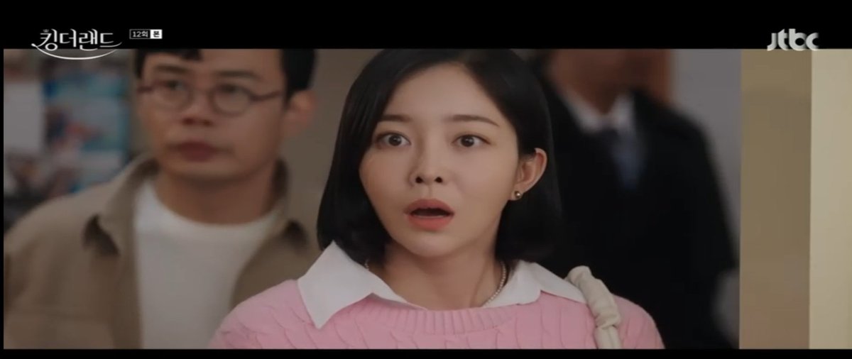 WeigelaWei's tweet photo. #LEEJUNHO #이준호 
#YOONA #윤아 
#AnSeHa #안세하 
#KingTheLand #킹더랜드 
Ep 12 @jtbclove

When Sarang friends amd Secretary Noh caught her kissing Guwon 😂

https://t.co/PfMgCxCveb https://t.co/TdZUtinLiu