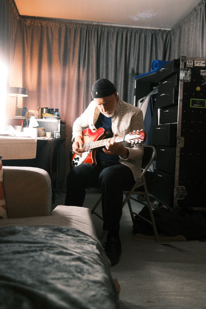 Probably the most intimate and real photograph you will ever see of Pete as he plays guitar backstage in his trailer before the Badminton Show. The only person able to catch the unique energy and beauty of this moment being his son, @joetownzhend with his FUJI x100v camera https://t.co/ZLBNkNPTS5