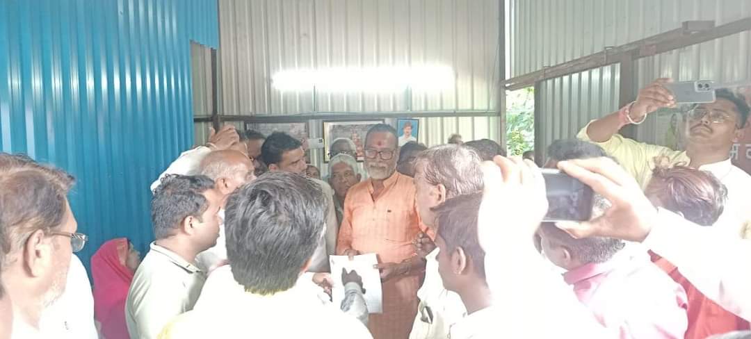 MukeshTandonBJP's tweet photo. निज निवास पर पधारे नागरिकों से भेंट करते हुए https://t.co/AtFV0CvDEZ