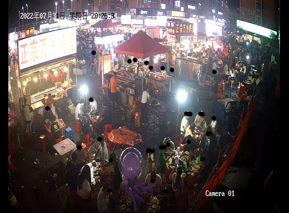 (1/6) Respiratory viruses are much more likely to spread indoors than outdoors, but outdoor super-spreading events can still occur if the conditions are right. A new study describes a SARS-CoV-2 outbreak affecting 131 people at a night market. 🧵