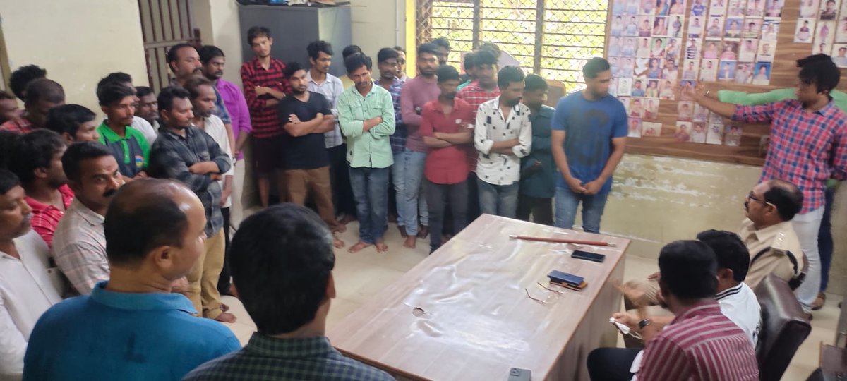 vizagcitypolice's tweet photo. CP గారి ఆదేశాల మేరకు అన్ని పోలీస్ స్టేషన్లలో రౌడీ షీటర్లకు, సస్పెక్ట్ షీటర్లకు కౌన్సిలింగ్ నిర్వహించి, నేర ప్రవుత్తి వీడి,సత్ప్రవర్తనతో ఉండాలని, ప్రజాశాంతికి భంగం కలిగించే విధంగా వ్యవహరిస్తే ఉపేక్షించేదిలేదని,పీడీ యాక్ట్ అమలుపరిచి, నగర బహిష్కరణ  చేస్తామని తెలియచేసారు.@APPOLICE100 https://t.co/WFLhrNQJVR