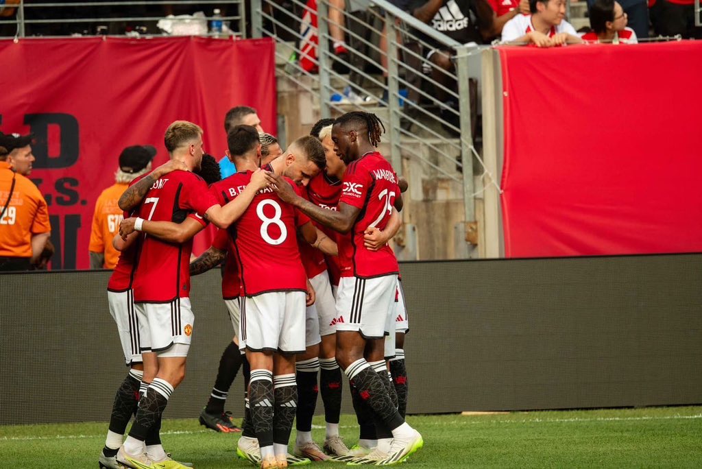 B_Fernandes8's tweet photo. USA tour off to a good start 💪🏼 Great to see you all New Jersey 🇺🇸 https://t.co/7yl8hHbl6g