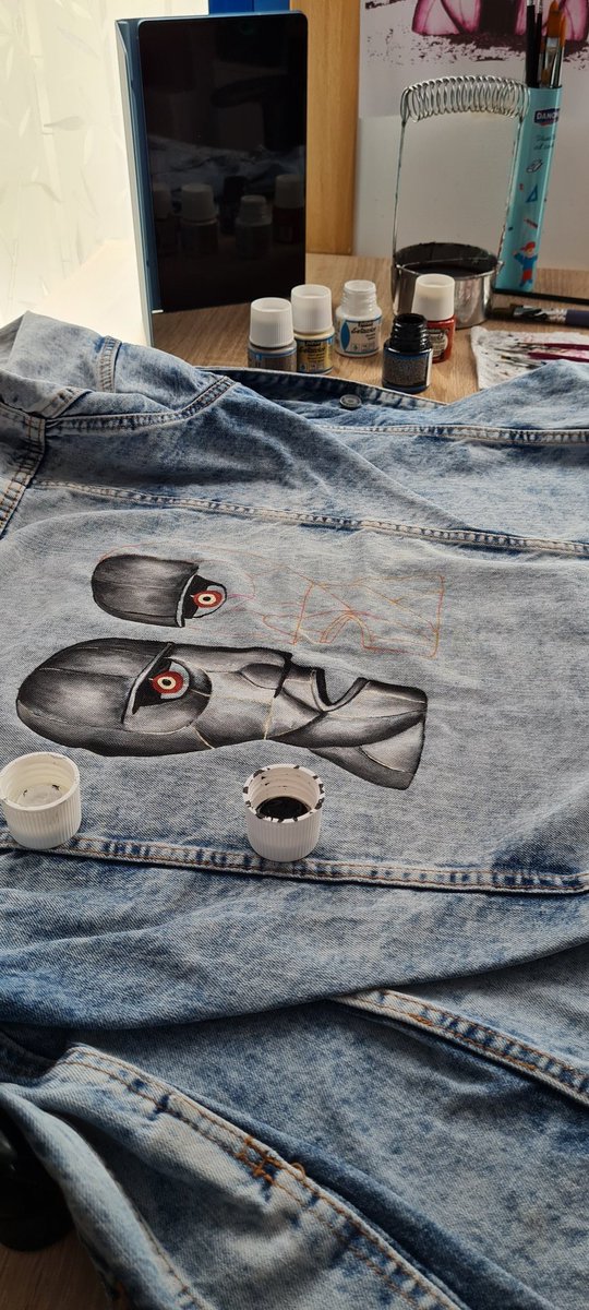 Anaredmoon's tweet photo. 👩‍🎨Pintando cazadora!!🧥
#PinkFloyd #parapapá #pinturaspebeo #setacolor #pontevedra #painting https://t.co/CUmSSWKF2q