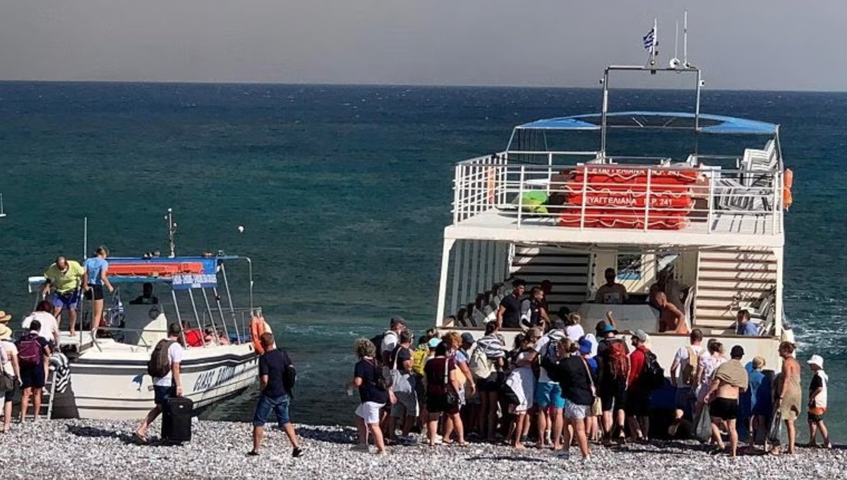 drintle's tweet photo. #Turismo: #Incendi, cambiamento climatico e temperature elevate sono sfide cruciali per il settore. L'attuale situazione sull'isola di #Rodi in #Grecia con l'evacuazione di 30.000 viaggiatori ne è una prova evidente.

#news #23luglio #climatechange #fire #Rodhes #Rodos 
[ph.ansa] https://t.co/RHwyjwi2so