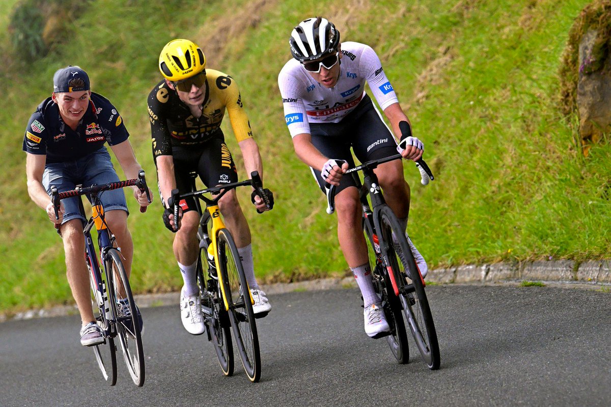 TearOffFR's tweet image. Apparemment, Max Verstappen aurait déjà franchi la ligne d'arrivée du #HungarianGP et serait déjà en route pour les Champs-Elysées pour l'arrivée du #TDF2023 actuellement.