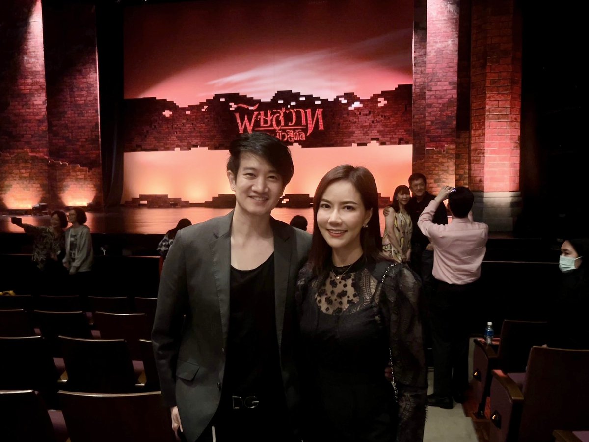 Joeaf4's tweet photo. ดีใจที่ได้มาดูละครเวทีดีๆแบบนี้ ทุกคนเล่นดีครับ สมศักดิ์ศรีเล่นใหญ่รัชดาลัยเธียเตอร์จริงๆ 😆😆😆  ทั้งฉากแสงสีเสียง รวมทั้งบทเพลงจากนักแสดงทุกคน  เหลือไม่กี่รอบแล้วรีบมาดูกันนะครับ #พิษสวาทเดอะมิวสิคัล https://t.co/n3Smoi3kvb