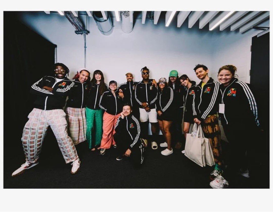 hsdaily's tweet photo. Harry and the Love Band backstage at RCF Arena Reggio Emilia in Reggio Emilia, Italy - 22 July 

📸 @LloyddWakefield https://t.co/RzNZEVZ97r