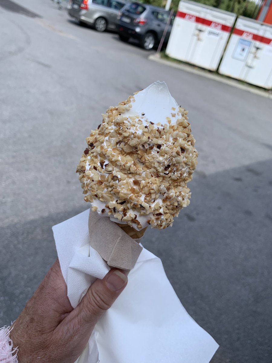 SandraSjberg2's tweet photo. En promenad till OK och köpte en mjukglass. Det hade varit gott med chokladdopp men det gick lika bra med strössel #ok #boxholmok #Boxholm #glass #mjukglass #icecream 🍦 https://t.co/V9ZxpJWJAj