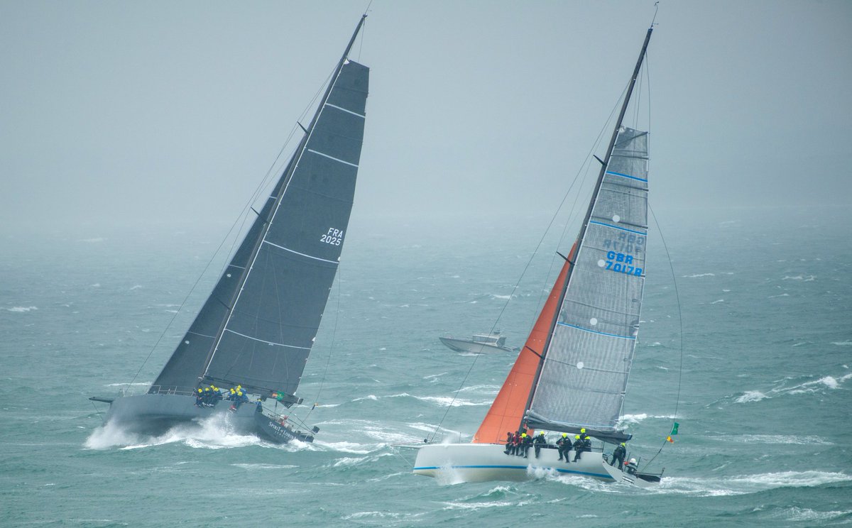 Varcs's tweet image. Dramatic seas at the start to the #RolexFastnetRace in horrible weather yesterday. Photos taken from Colwell Bay, #IsleofWight #sailing