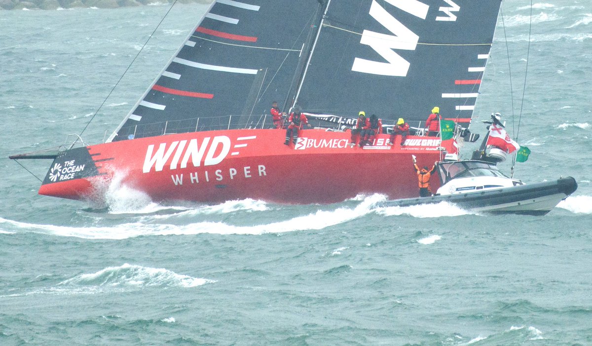 Varcs's tweet image. Dramatic seas at the start to the #RolexFastnetRace in horrible weather yesterday. Photos taken from Colwell Bay, #IsleofWight #sailing
