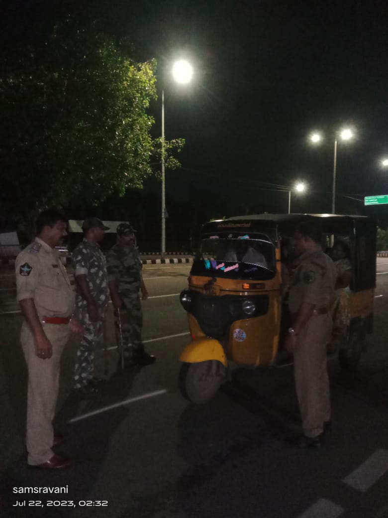 vizagcitypolice's tweet photo. CP గారి ఆదేశాల మేరకు ప్రజల భద్రత దృష్ట్యా&amp;అసాంఘిక కార్యకలాపాలు జరగకుండా,అప్రమత్తతో పోలీసు అధికారులు &amp;సిబ్బంది రాత్రి,పగలు గస్తీ నిర్వహిస్తూ,వాహనాలు తనిఖీ చేస్తూ,అపరిచితలను, అనుమానాస్పద వ్యక్తులను విచారిస్తూ,శాంతిభద్రతల పరిరక్షణ కోసం అహర్నిశలు విధులు నిర్వహిస్తున్నారు.@APPOLICE100 https://t.co/4DQT0R2wWR