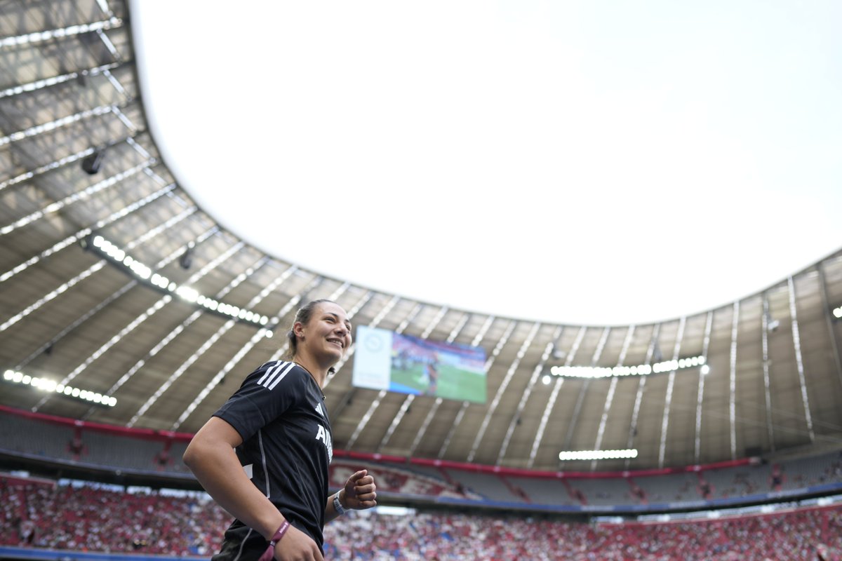 FCBayern's tweet photo. Die Teampräsentation der @FCBfrauen ist bereits in vollem Gange! 🙌

🎥 Schaut rein: https://t.co/KfiCycbVVO

#MiaSanMia #FCBayern https://t.co/vgYfrnR8vT