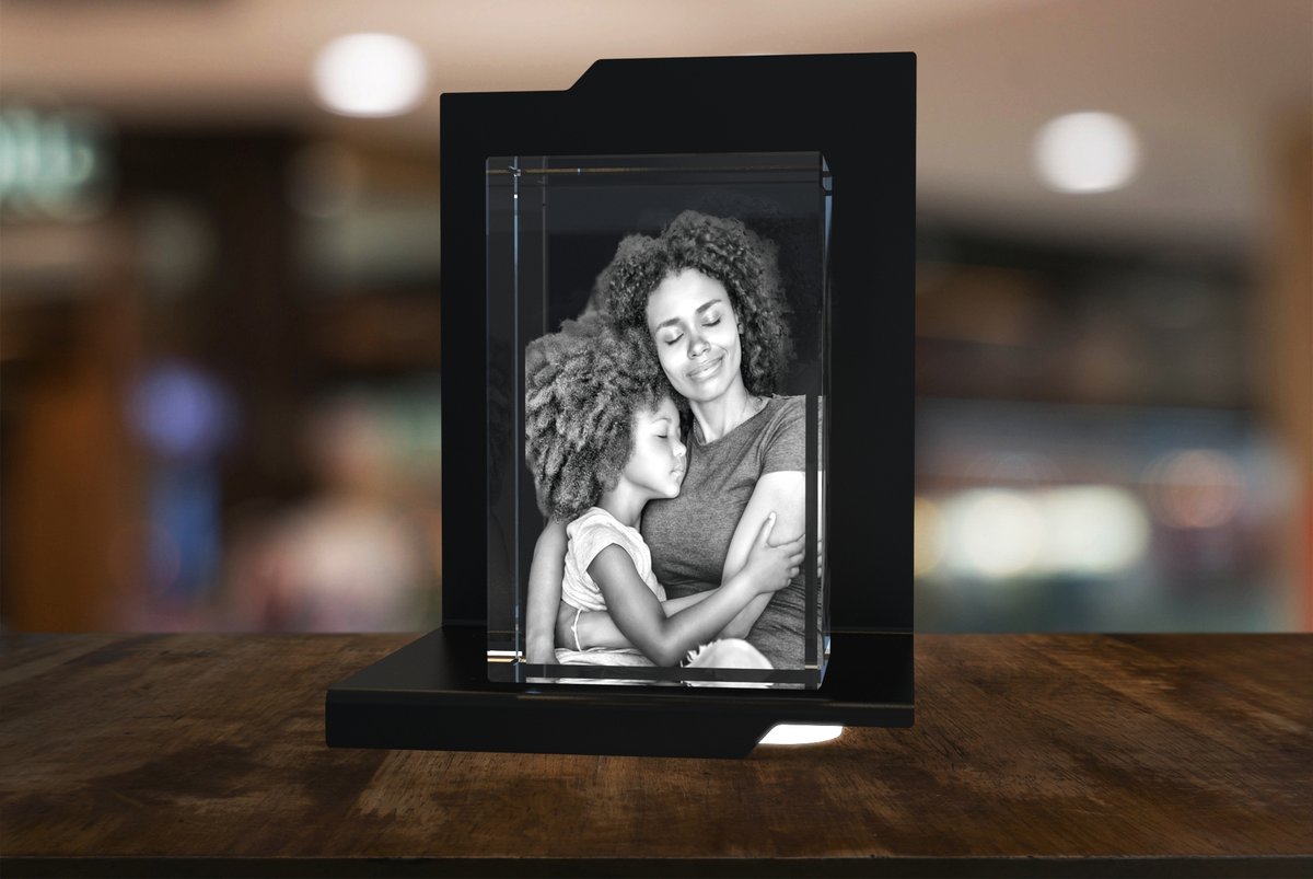 Föreviga din familjs kärlek och minnen i en tidlös minnessak. Vår kristall förvandlar ditt familjefoto till ett riktigt mästerverk.