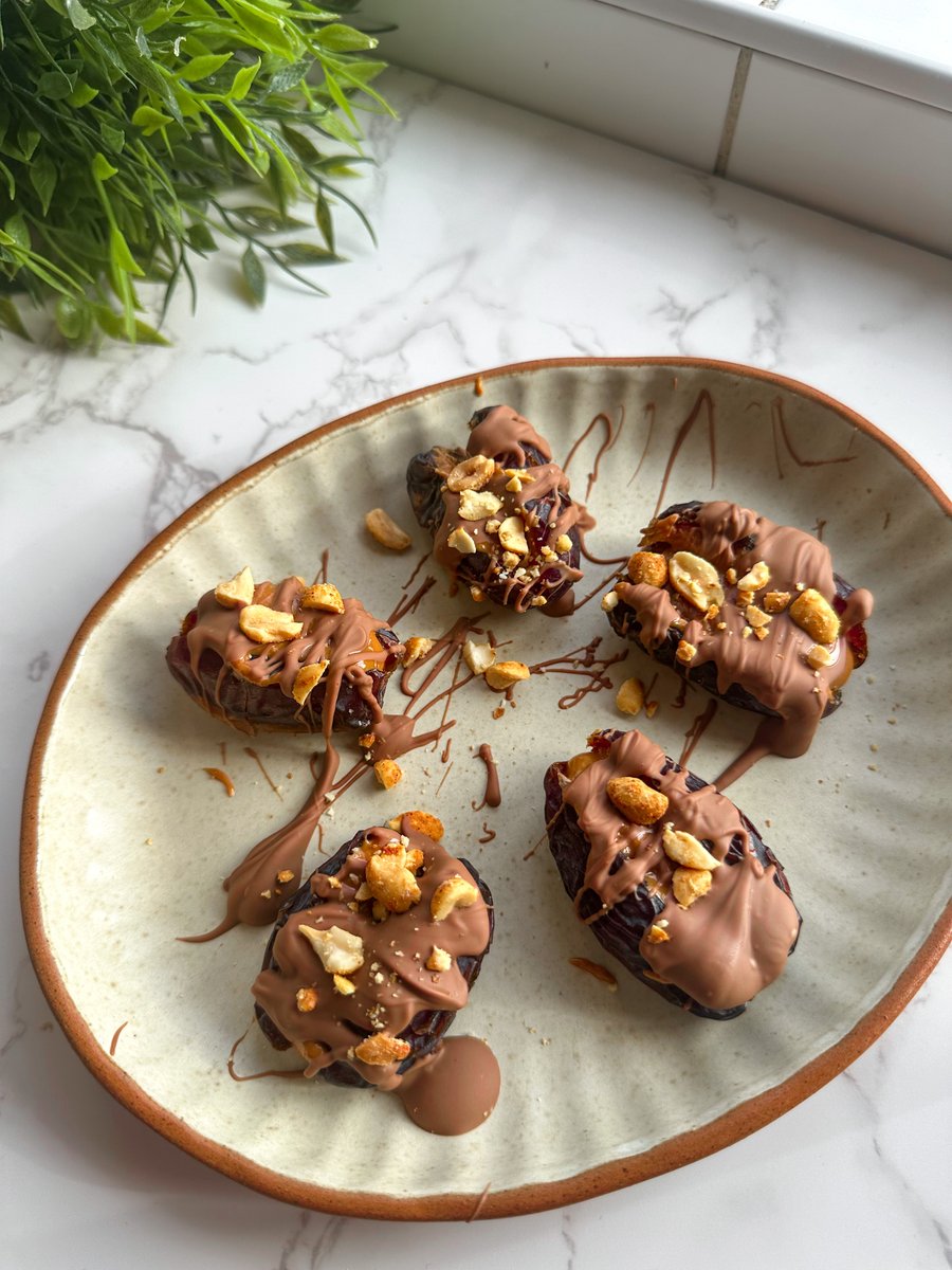 exantediet's tweet photo. Check out these 70 calorie 'Snickers' style dates! Simply slice some medjool dates in half, fill with peanut butter and drizzle with melted chocolate. Top with crushed peanuts and set in the freezer for 15 minutes. 🥜 

#HealthySnack #WeightlossSnack https://t.co/rggBg2bIFt